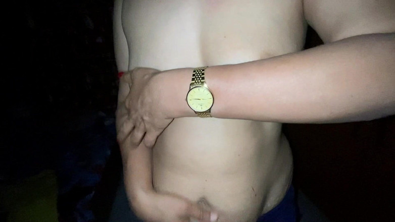 Tasnim Zara: Krásná desi kráska přichází z venčí a mění své sárí.