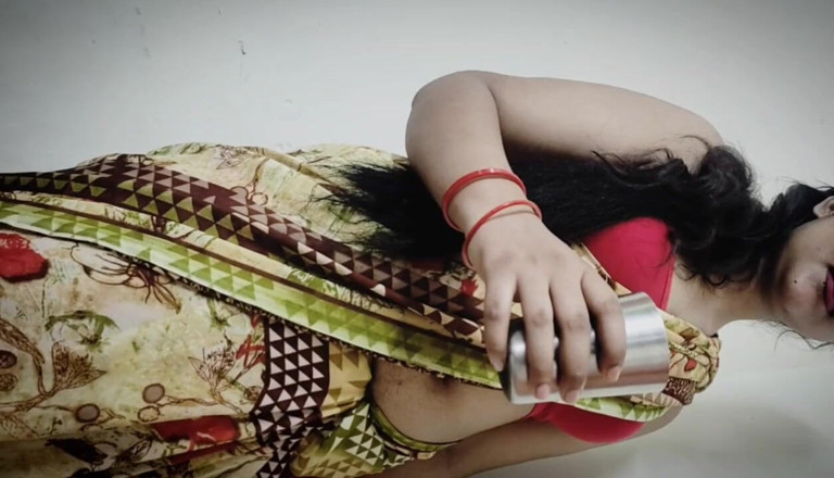 Sex bird: Cowok ini meninggalkan pembantunya dengan menggiringnya dengan uang tunai