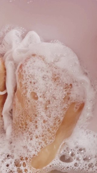 Daphnee Lecerf: Mi strofino i piedi su un fiore da bagno
