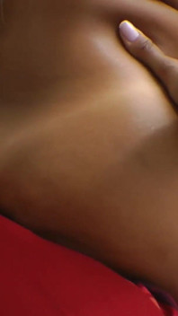 Chlapec sedí na obličeji dominance obryně od Top Giant Babe