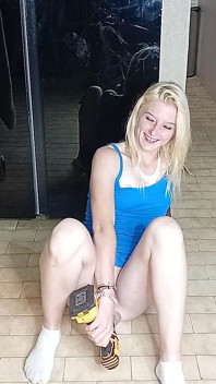 Calda bionda di 18 anni scopa rc auto con dildo