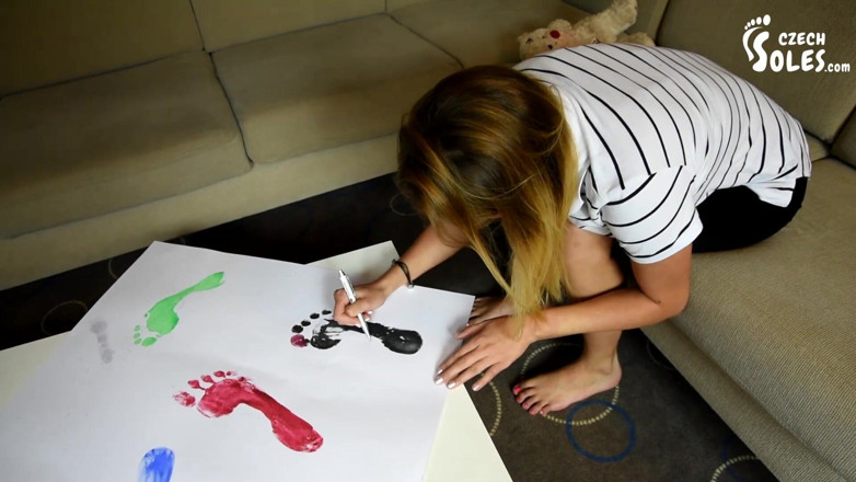 Czech Soles - foot fetish content: Dấu chân bẩn thỉu của đôi chân gợi cảm của Megan
