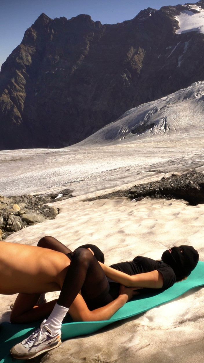 Hottest pleasure: La ragazza sodomizza il suo ragazzo troia bisognosa con strap-on...
