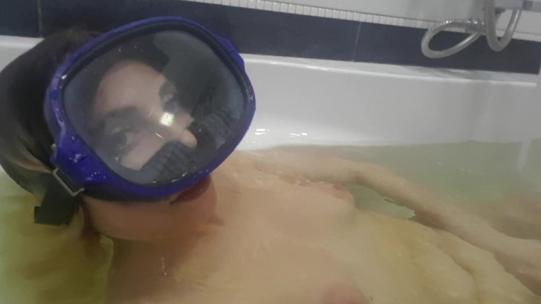 LarisaCum: Immersion and breathing in snorkeling mask