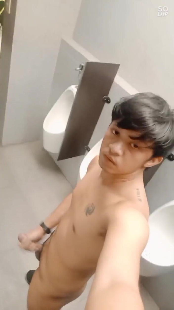 Rent A Gay Productions: Gadis remaja asia lagi asik ngocok kontl di toilet umum...