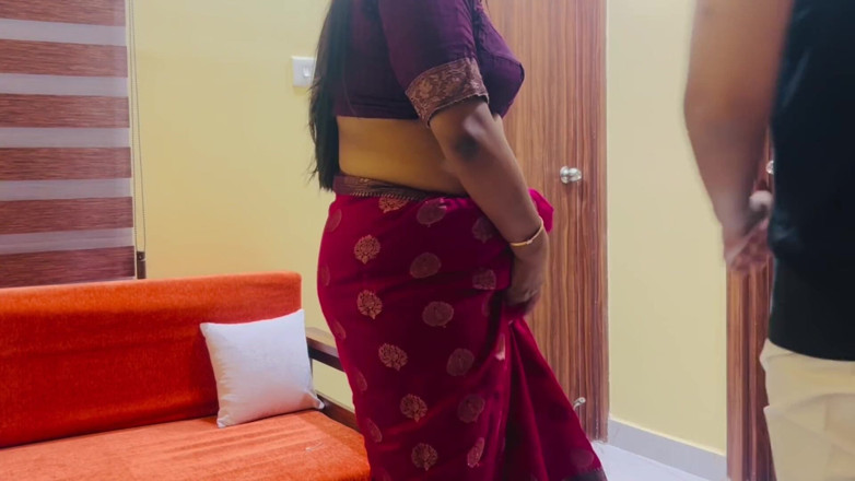 Besharam Jodi: Indická Desi Saree Wali Bhabhi ošukaná besharam mladým klukem krejčím...