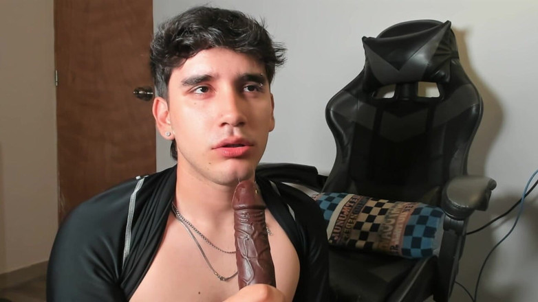 Leo J: Mladý Latino kouří dildo a masturbuje