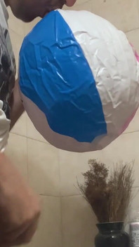 Di kamar mandi dengan bola pantai