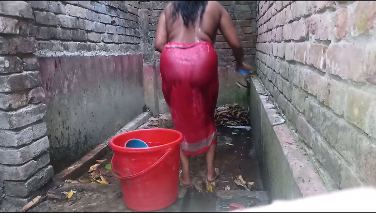 Skakoi: バングラデシュの女の子のホットシャワー