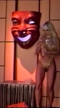 Rubia vintage tiene sexo en solitario con consoladores