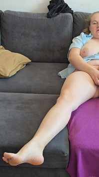 Femeie mare și frumoasă cu țâțe mari își masturbează pizda până la orgasm cu vibrator și degete