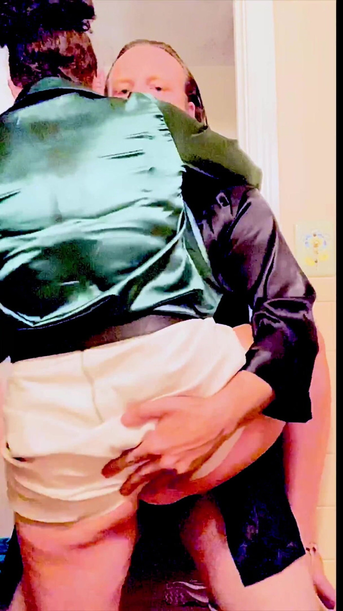 Satin Fetish King: Milf chupa y folla polla en blusa de satén verde...