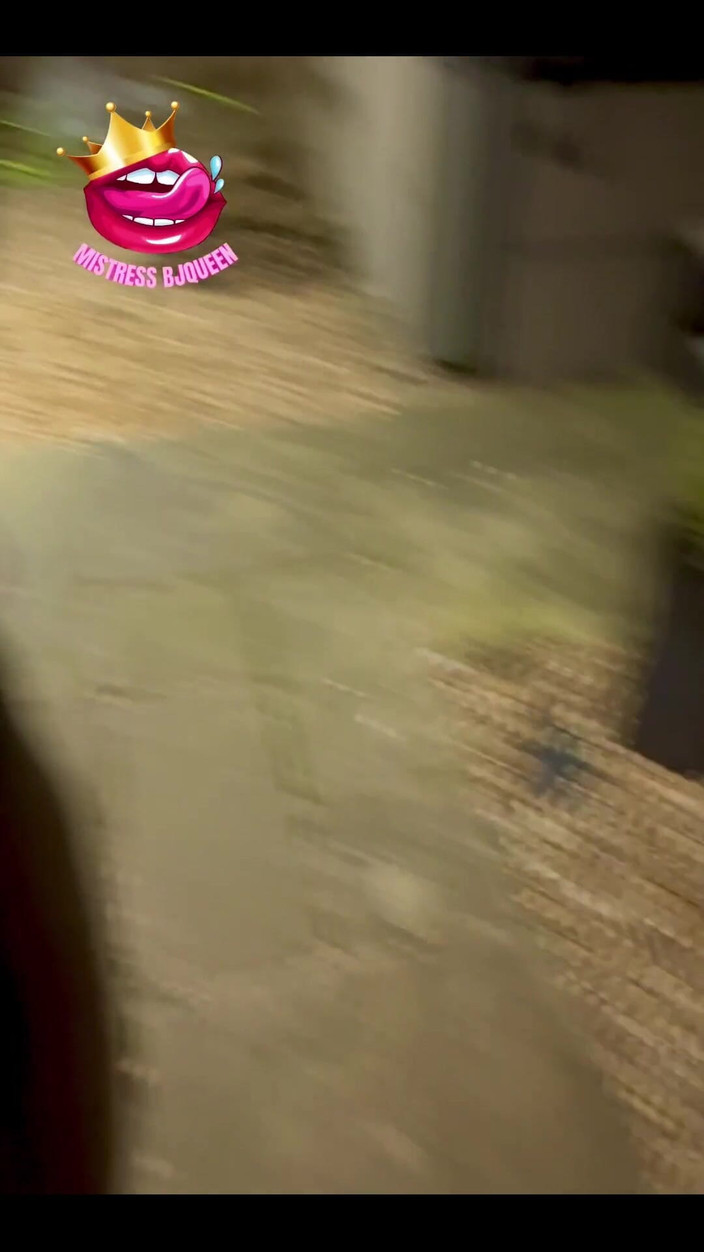 BJQueen and Rod: 오늘 밤 막대는 우리의 정원에 갇혀 약간의 시간을 보내고있다