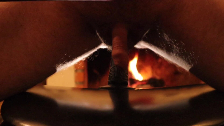 My little secret: Vibrador na frente da lareira