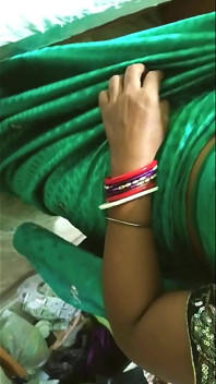 La sexy supriya bhabhi fa un pompino caldo dietro la scena mentre si trucca e indossa saree prima del sesso