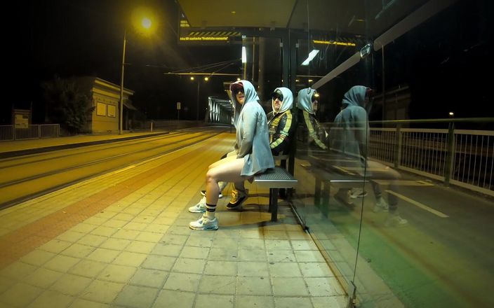 DedeDeville: 在公交车站与一个年轻的继母发生非常危险的性爱，最后以高潮和射精结束