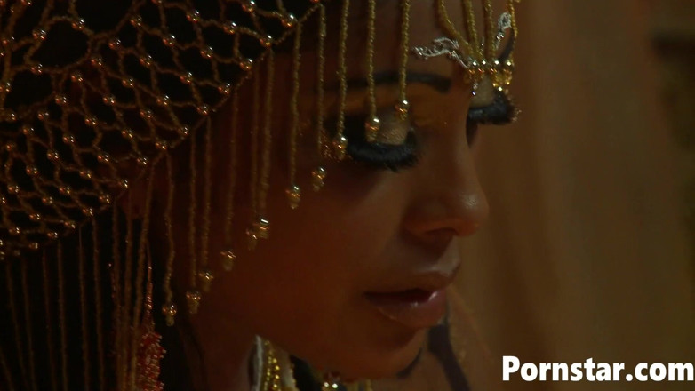 Pornstars: Das geile schätzchen priya rai wird von einem großen schwanz...