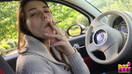 Smokin Fetish: Heißes teen raucht im auto