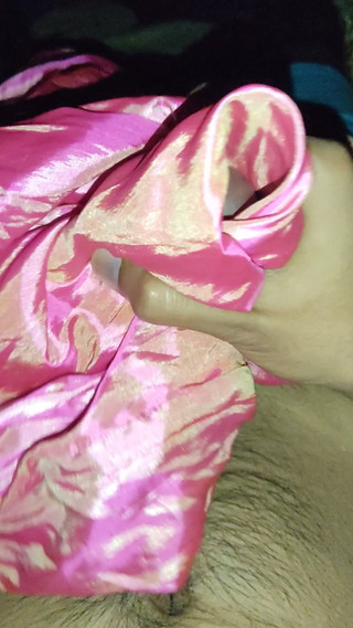 Satin And Silky: Satynowy jedwabna ręczna robota porno - ręczna robota z różowym zacienionym...