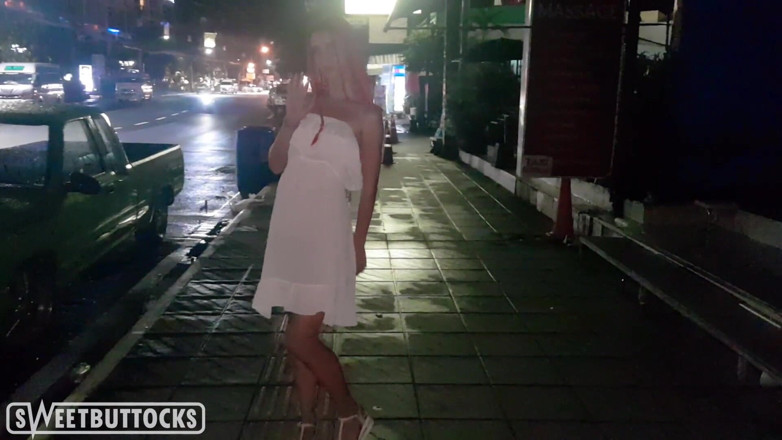 SweetButtocks: 可爱少女在户外展示奶子和阴户 - 性感单人表演