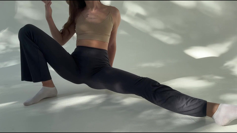Skinny_lady69: Diosa estirando en leggings ajustados y máscara