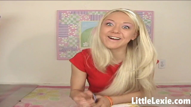 Little Lexie: 张开我的阴户，这样你就可以偷窥