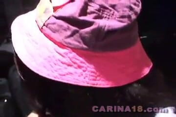 Carina 18: Sexy Carina 18 nahrává svou amatérskou masturbační akci