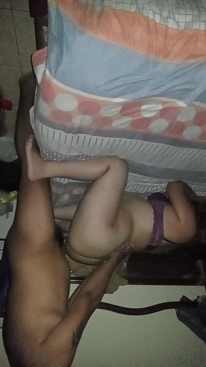 E-Alfa: 我的老板没有给我圣诞奖金，但她给了我她的屁股