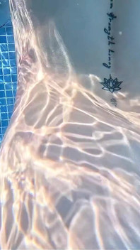 Naken pool retas och onani medan han tittar på
