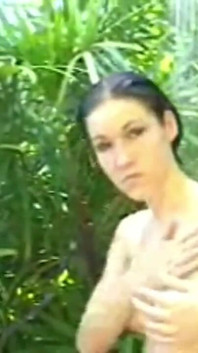 La bella teen allie doccia figa si masturba all'aperto