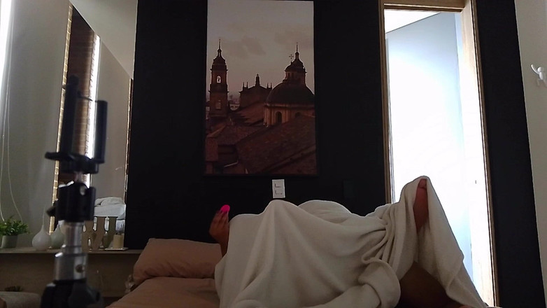 Hot Strawberry: シーツの下では、元夫が忙しい一日を過ごした後、モーテルで私に愛を交わす