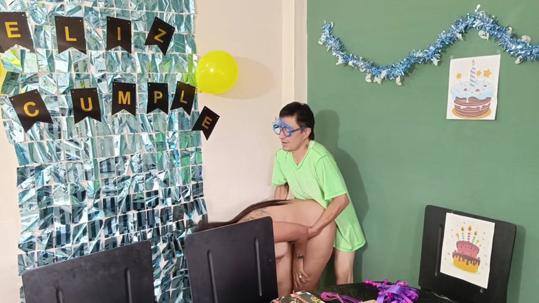 Lady: 생일 축하 새아빠, 나는 너의 선물이야, 그래서 나를 열심히 따먹어