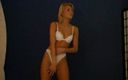 Flash Model Amateurs: Báječná blondýnka si užívá ukazovat své sexy tělo