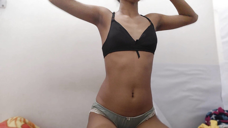 desigirl93: Holka s dokonalou postavou masturbuje a stříká v domě sama...