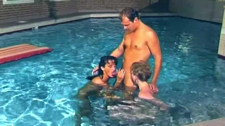 EroticOnlyClips: Sex în grup la duș auriu la piscină - curvă matură udată...