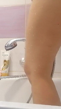 La matrigna sexy si fa una doccia, figa pelosa, grandi tette.