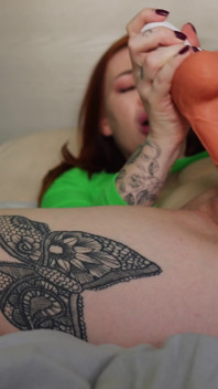 La pelirroja milf Toma en cama de 10 minutos: ¡bromeo con mis tetas, me toco el coño mojado y me follo duro con un consolador!