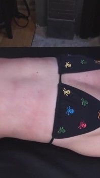 Schattige blondine wordt gekieteld in bondage