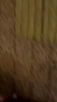 O mamă sexy excitată ejaculează sălbatic de la o acțiune profundă cu pumnul