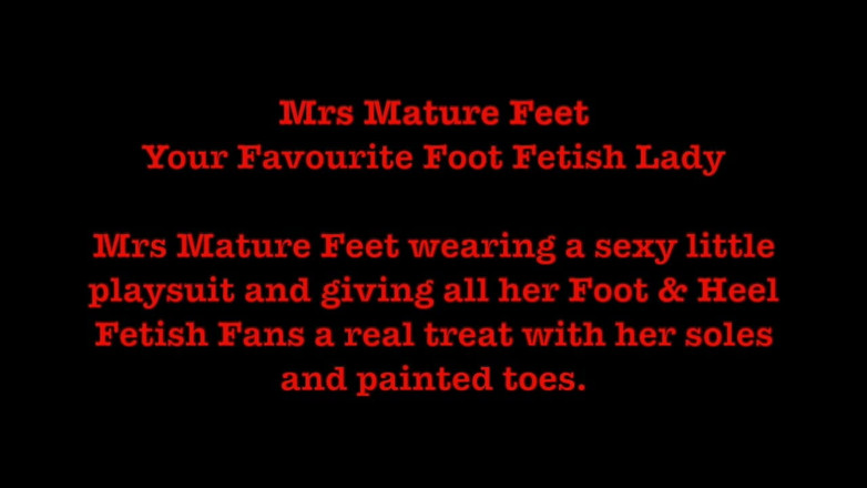 Mr MF: Mrs Maduro Pies, Traje De Juego Y Mostrando Su Barefeet 526