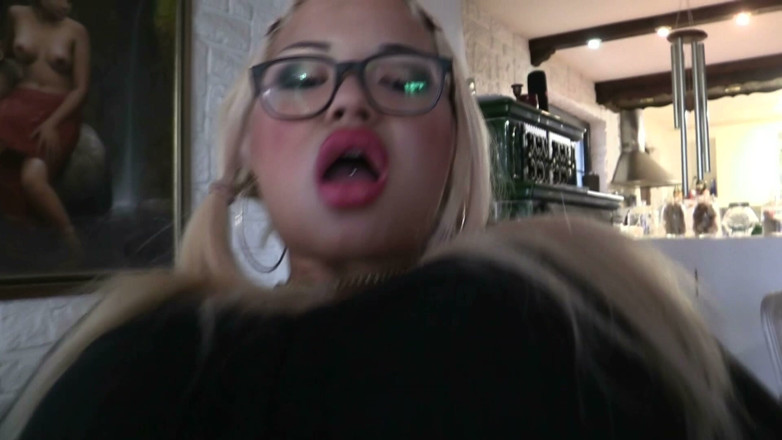 harter23: Daisy med två dildos och sperma