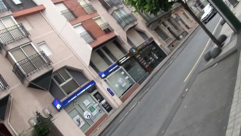 Nude in France: Max viene invitata a sbattere una troia giovane e piuttosto...