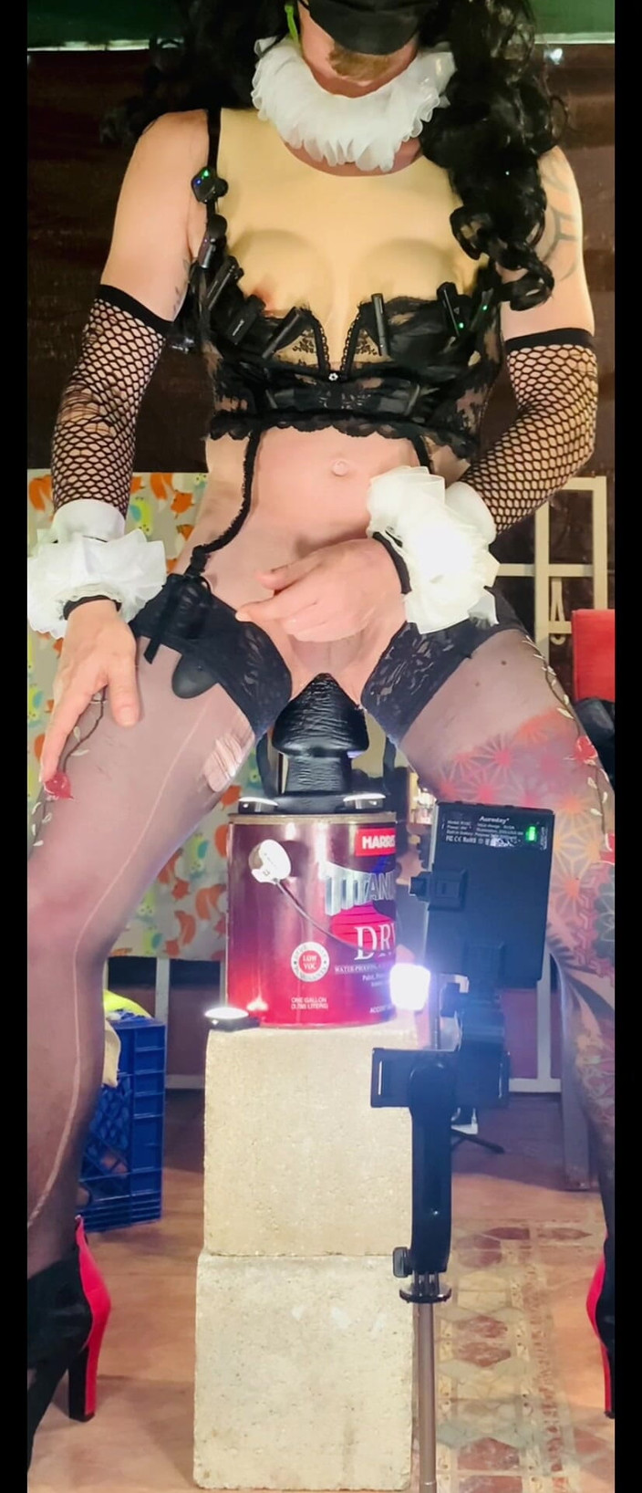 Benito414: Femboy lenjerie sexy călărește un vibrator negru mare