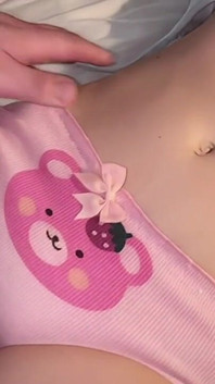 かわいいパンティ姿で私のきつい膣が貫通されるのを見てくれて、あなたは本当に幸運です