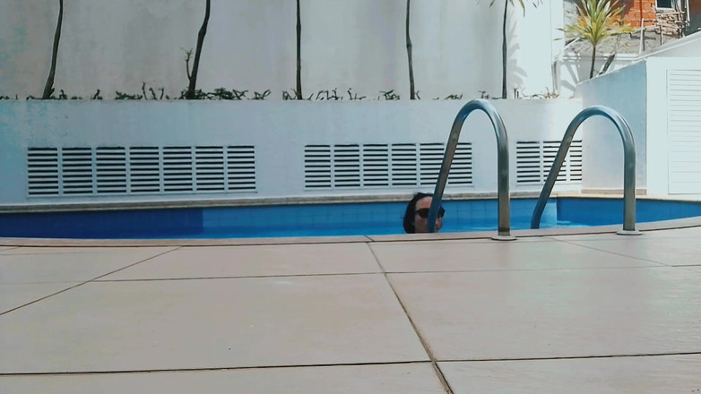 Raquel Cardoso Da Rosa: Relaks przy basenie w domu