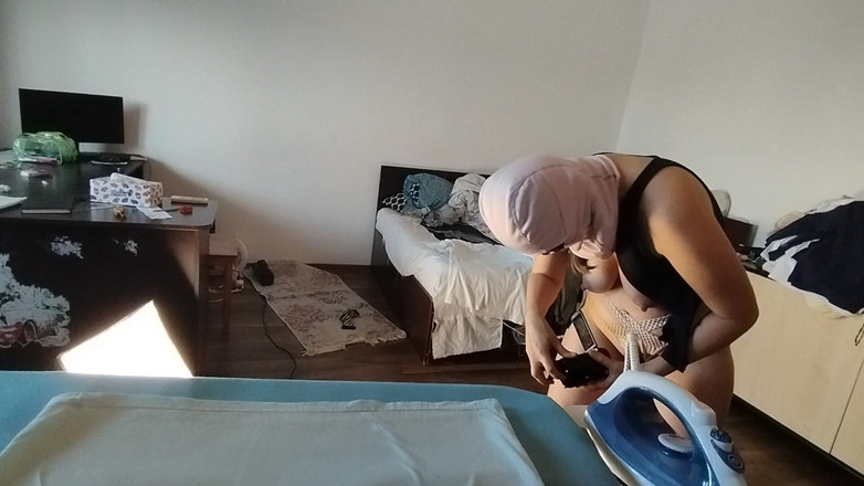 Mirsur: Esposa amadora fazendo trabalho doméstico nua