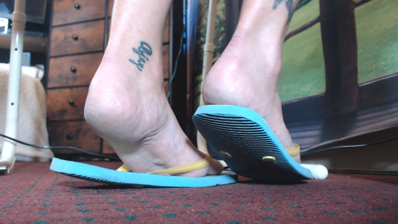 Abby Anna: Gioco con scarpe con infradito in gomma blu