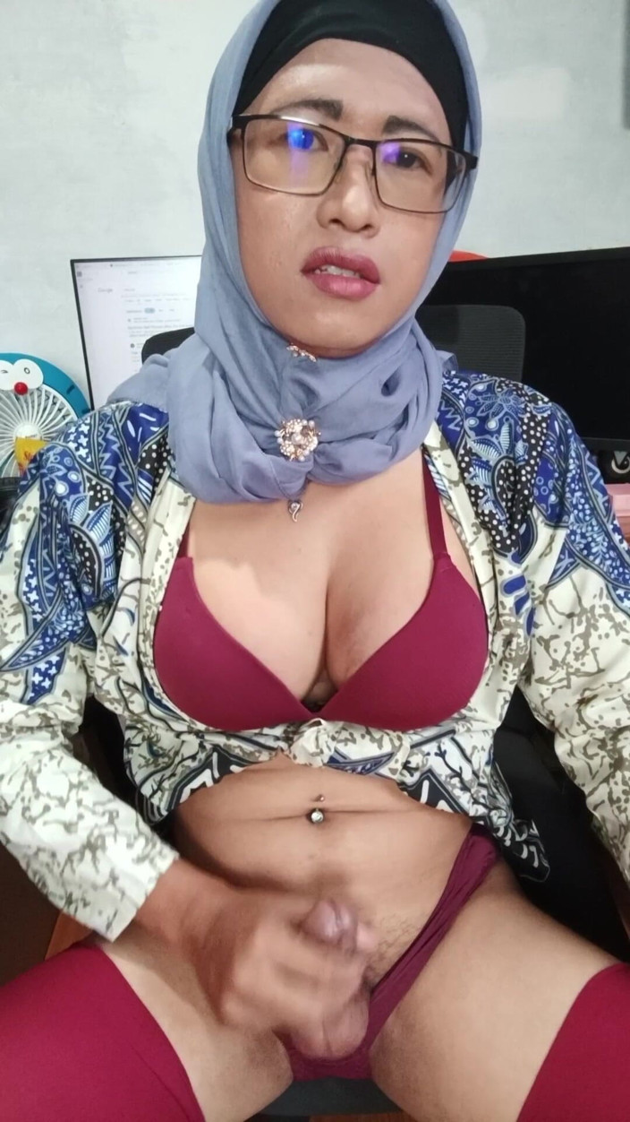 Mitha Zhe: Travesti en hijab con gran polla se masturba hasta que...