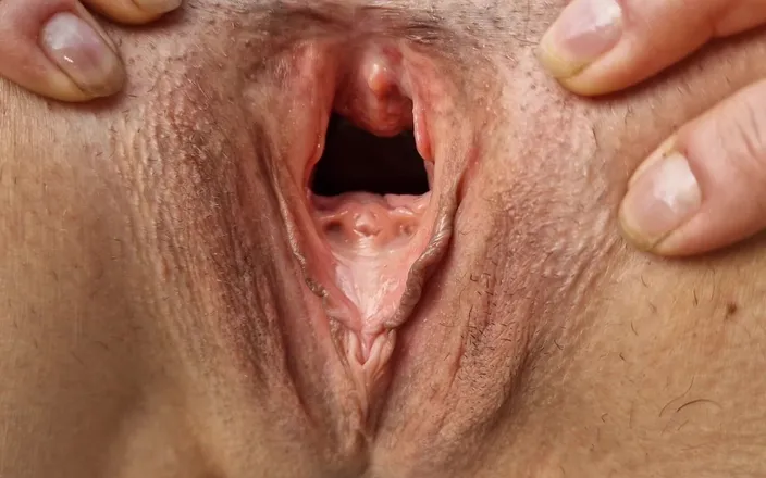 Nicky Brill: Outdoors Naked Gaping Pussy Close up
