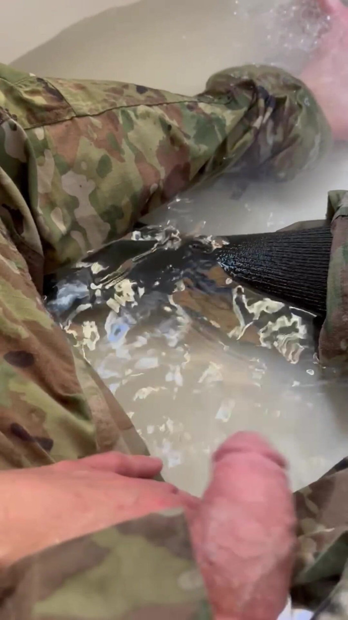 Gay Soldier Stuff: 첫 오줌 오줌 비디오! 육군 전문가가 유니폼을 입고 욕조에 들어가 자신을 젖기 시작하는 동안 지켜보십시오!